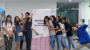 nu-sinh-ams-nhan-hoc-bong-7-ty-dong-vao-dai-hoc-gs-ngo-bao-chau-dang-giang-day