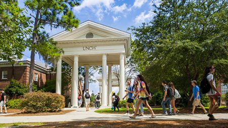 hoc-bong-ban-phan-bac-cu-nhan-tai-dai-hoc-north-carolina-wilmington-2021